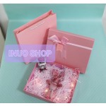 Caja con bolsa para regalo con lazo rosa